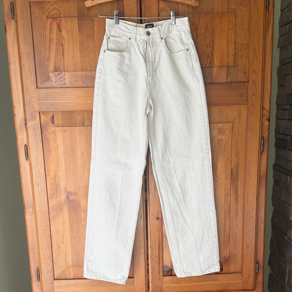 BDG White High-Waisted Jeans.  Size 25. Baggy. Cream.